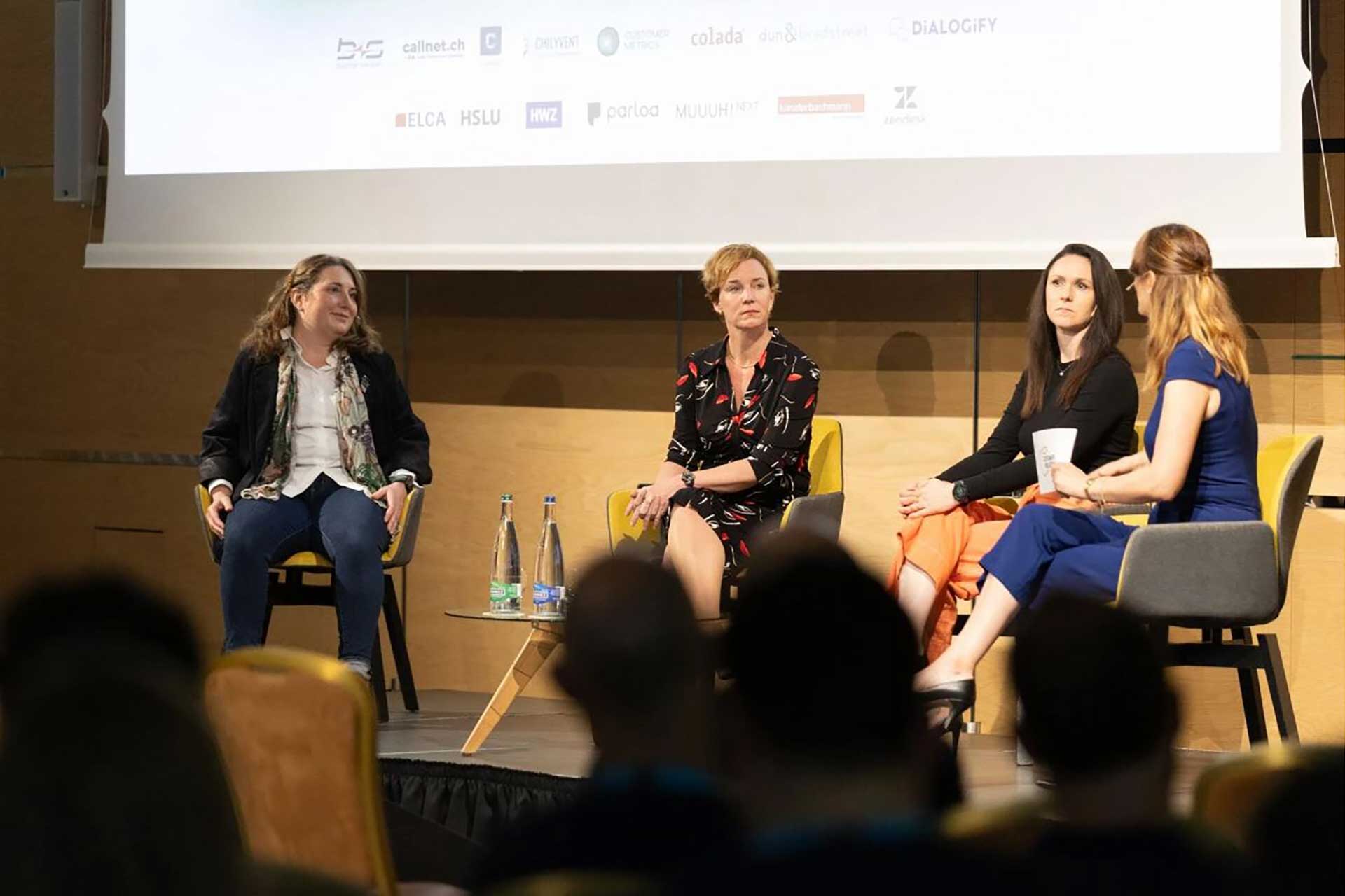 (v.l.n.r.): Julia Dimmler von Betty Bossi, Christina Hirsch von Swisscom, Virginie Pache von Galenica und Meike Tarabori (Moderation) im Podiums-Gespräch