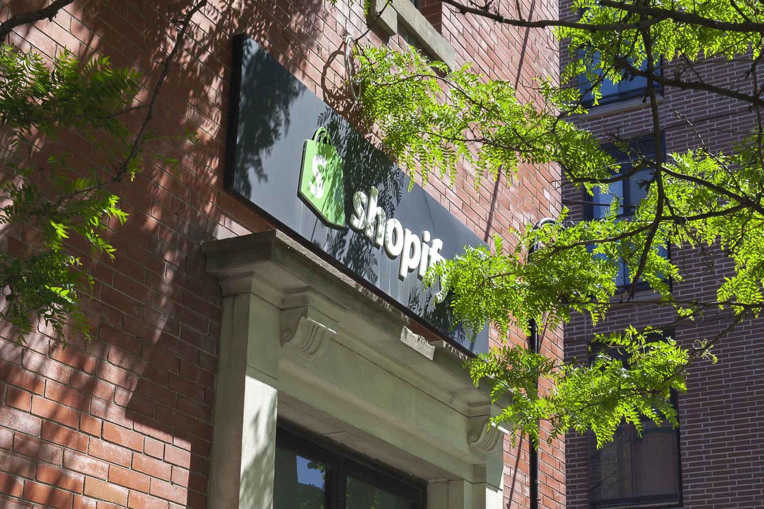 Shopify Zeichen auf ihrem Bürogebäude in Toronto