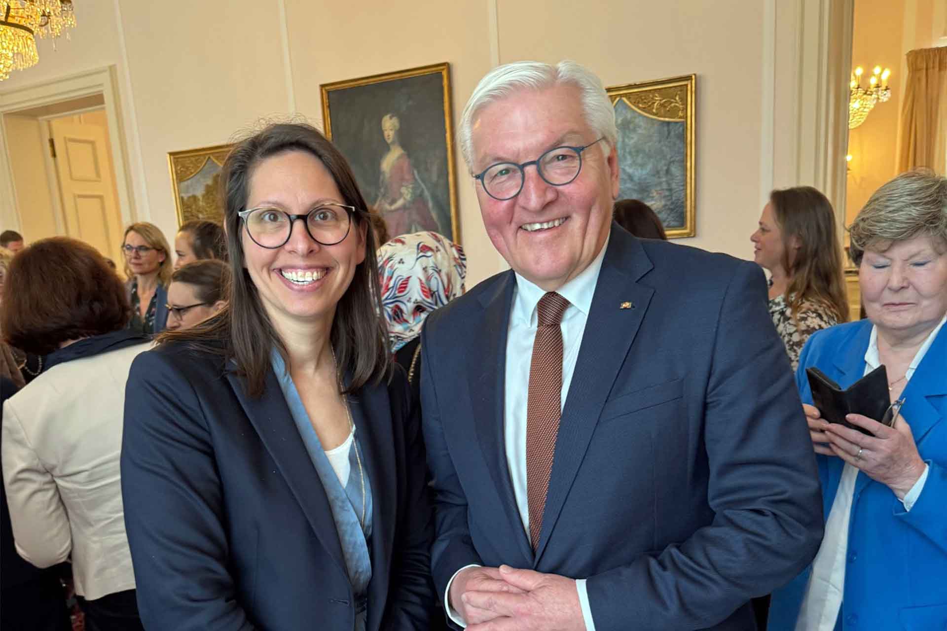 Elena Kropp, VIER und Bundespräsident Frank-Walter Steinmeier
