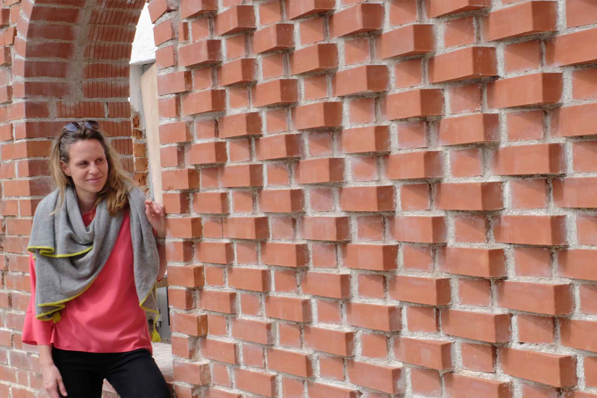 Roboter baut klimaoptimierte Wand mit Lehrlingen