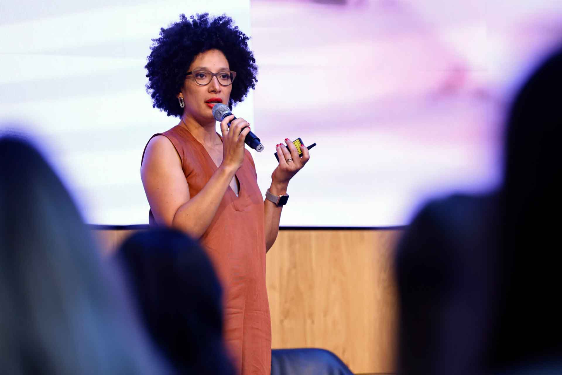 KI gestalten heisst Mensch bleiben | Kenza Ait Si Abbou, Ingenieurin, Autorin, Tech-Vordenkerin