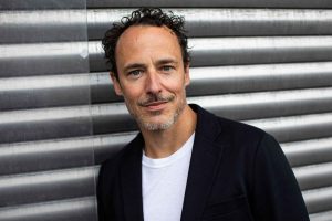 KI-Stimmen sind glattgebügelt – echte Wirkung klingt anders KI-Stimmen sind glattgebügelt – echte Wirkung klingt anders | Sascha Tschorn, Synchronsprecher, Werbesprecher, Diplom-Schauspieler, Sprechtrainer und Coach