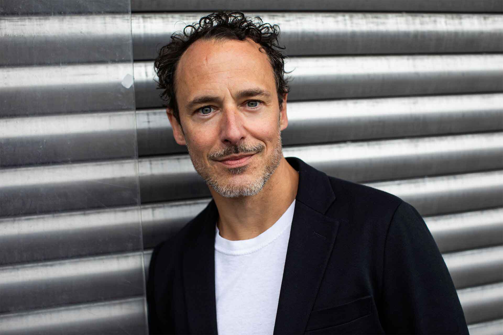 KI-Stimmen sind glattgebügelt – echte Wirkung klingt anders | Sascha Tschorn, Synchronsprecher, Werbesprecher, Diplom-Schauspieler, Sprechtrainer und Coach