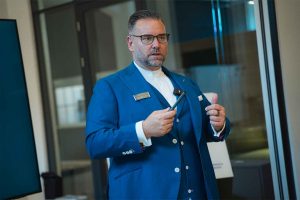 Vertrieb ohne Haltung funktioniert nicht mehr. Punkt. Vertrieb ohne Haltung funktioniert nicht mehr. Punkt. | Matthias Bullmahn, TÜV-zertifizierter Experte für Verkaufspsychologie | Bildrechte: Elisabeth Boves