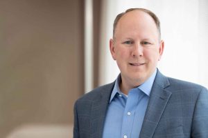 Zwischen Daten und Dialog: Die Revolution des Retail mit KI Zwischen Daten und Dialog: Die Revolution des Retail mit KI | Jeff Warren, Vice President, Retail Global Sales bei Oracle