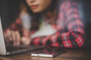 Unsichtbar im Netz: Wie KI das Vertrauen neu bewertet Unsichtbar im Netz: Wie KI das Vertrauen neu bewertet