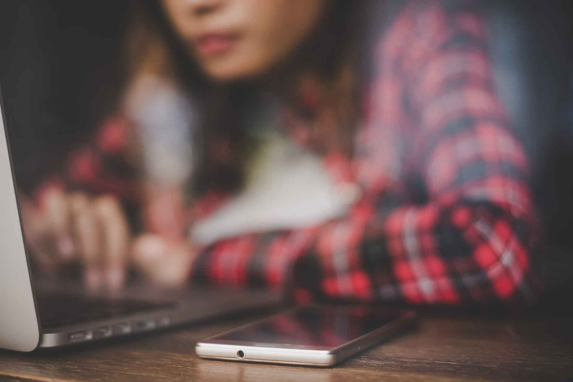 Unsichtbar im Netz: Wie KI das Vertrauen neu bewertet Unsichtbar im Netz: Wie KI das Vertrauen neu bewertet