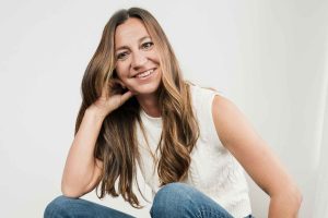 KI im Unternehmen: Wo ist noch Platz für Menschlichkeit? | Sara Bumbacher, Schweizer Pionierin für Menschlichkeit in Führung, Feelgood Managerin & Initiatorin innovativer Weiterbildungen rund um New Work und Future Skills (Fotografie: Marco Finsterwald)