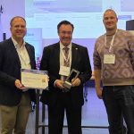 Personen v.l.n.r.: Bürgermeister Dirk Breuer für die Stadt Hürth, Stefan Welsch, Vorstandsvorsitzender der Stadtwerke Hürth, Dr. Daniel Trauth, Geschäftsführer der dataMatters GmbH / © Julia Waldner, IDiTech e. V.