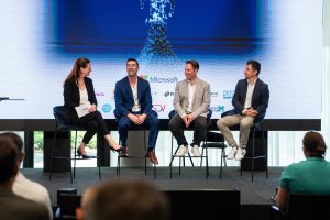 Das war das Swiss Customer Relations Forum 2026 | v.l.n.r Meike Tarabori (Chefredaktorin cmm360), Andrea Rizzi (Head of Solution Engineering, Microsoft Switzerland), Paul Wiedmeier (AI Enterprise Sales Leader, DACH & EMEA) und Dr. Evangelos Avramakis (Swiss Re)