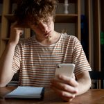 Warum Anrufe Stress auslösen – und Chatbots helfen können