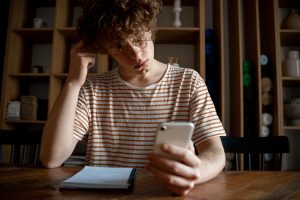Warum Anrufe Stress auslösen – und Chatbots helfen können