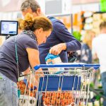Schweizer geben wenig ihres Konsums im Einzelhandel aus