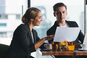 Feedback in Verträge integrieren: CX wird zum Governance-Thema