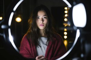 Mehr als die Hälfte der Gen Z vertraut KI-Influencern