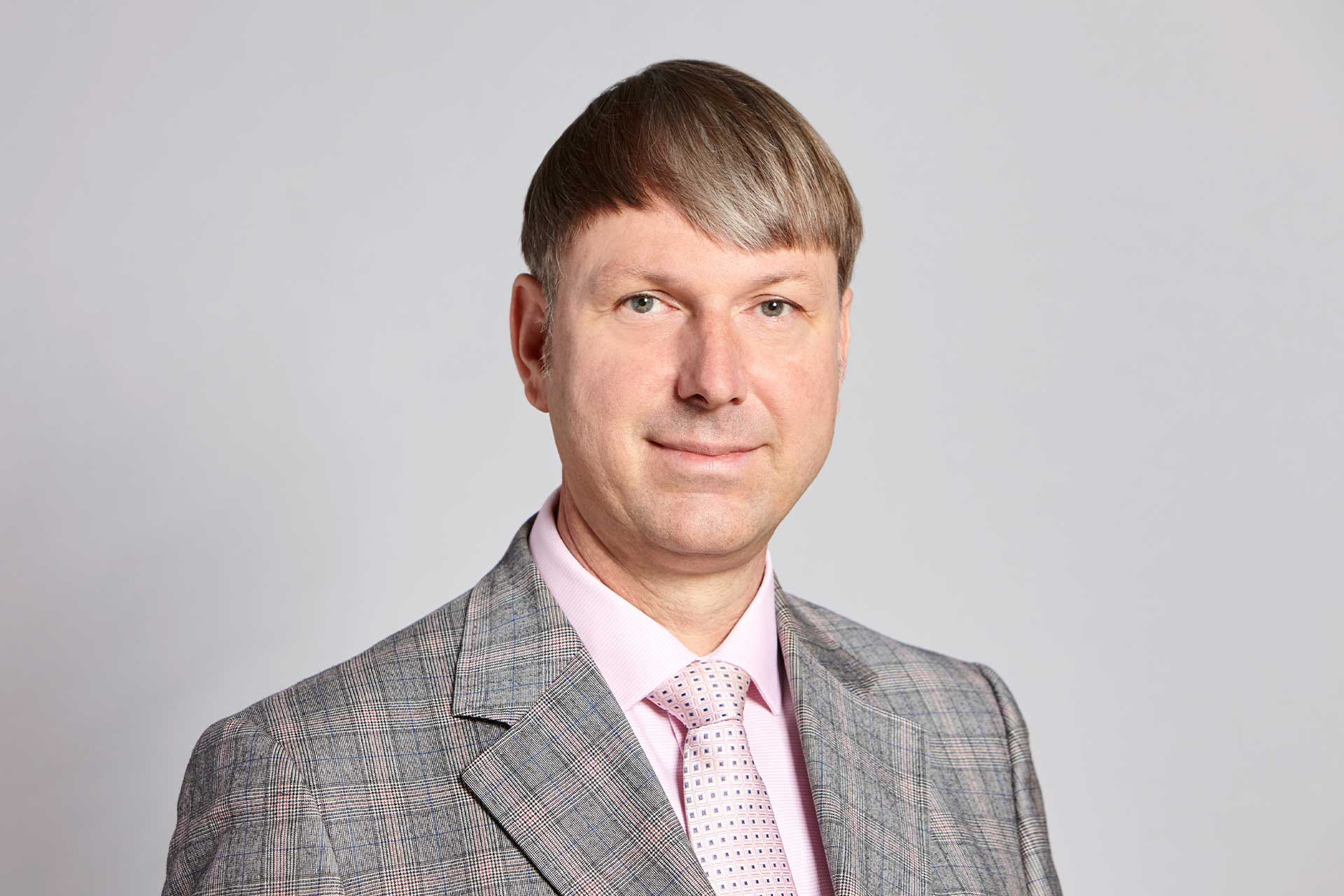 Zwischen Effizienz und Vertrauen: Der Mensch im KI-Zeitalter Prof. Dr. Dirk Helbing, Professor für Computational Social Science an der ETH Zürich