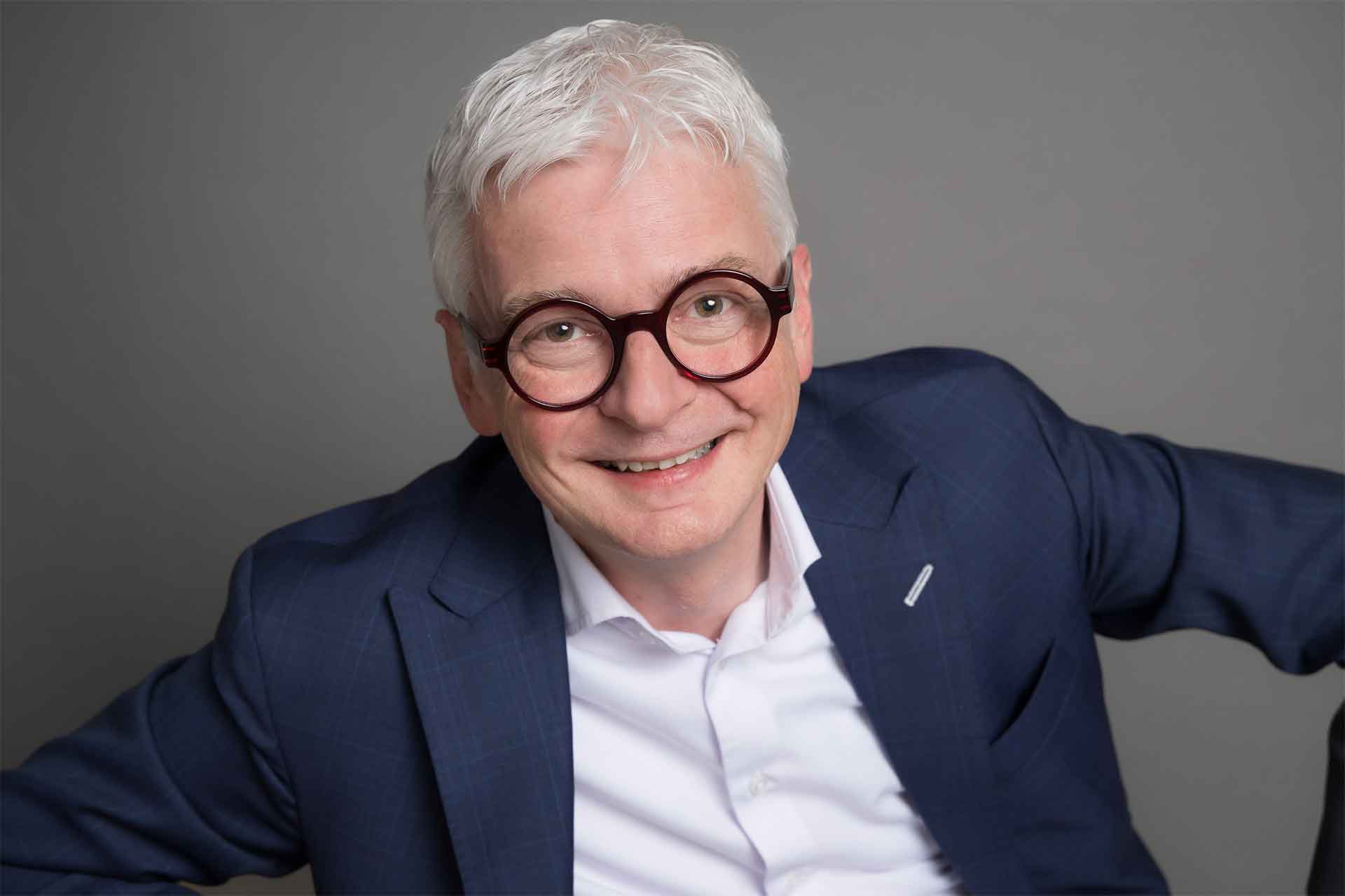 Frohe Weihnachten wünscht die KI Stefan Häseli, Experte für Kommunikation & Auftrittskompetenz, Keynote-Speaker, Radio-Moderator und Autor