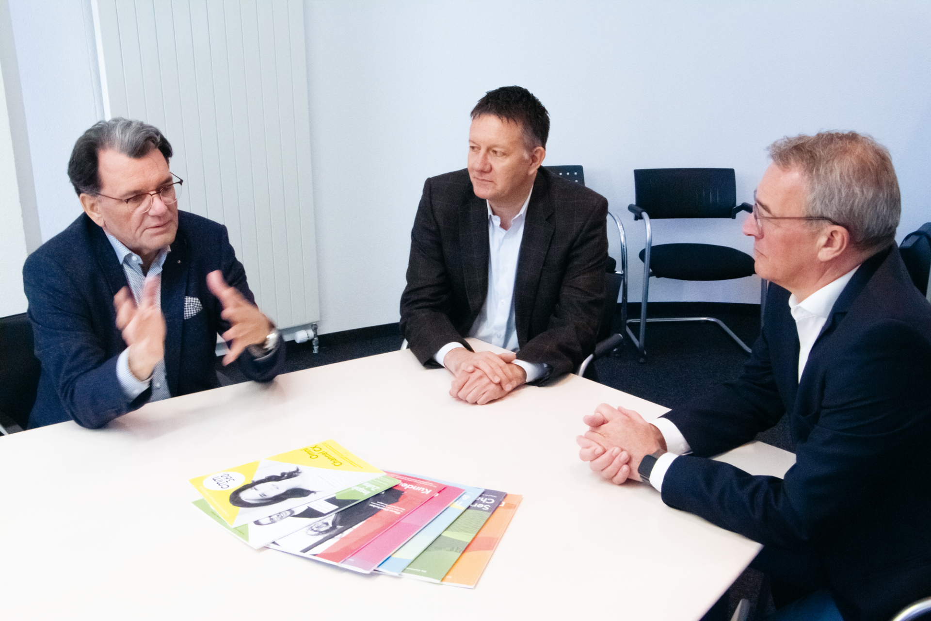 Swiss CRM Institute übernimmt cmm360 – Magazin, Portal und Award Swiss CRM Institute übernimmt das cmm360 – Magazin, Portal und Award. Bild (v.l.n.r.): Roger Meili, Co-Founder der Chili Digital AG mit Patrick Walgis, Co-Founder der Chili Digital AG und Stephan Isenschmid, Inhaber der Swiss CRM Institute AG