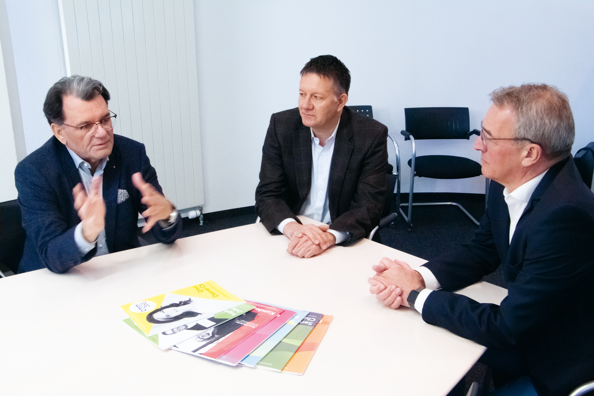 Swiss CRM Institute übernimmt das cmm360 – Magazin, Portal und Award. Bild (v.l.n.r.): Roger Meili, Co-Founder der Chili Digital AG mit Patrick Walgis, Co-Founder der Chili Digital AG und Stephan Isenschmid, Inhaber der Swiss CRM Institute AG