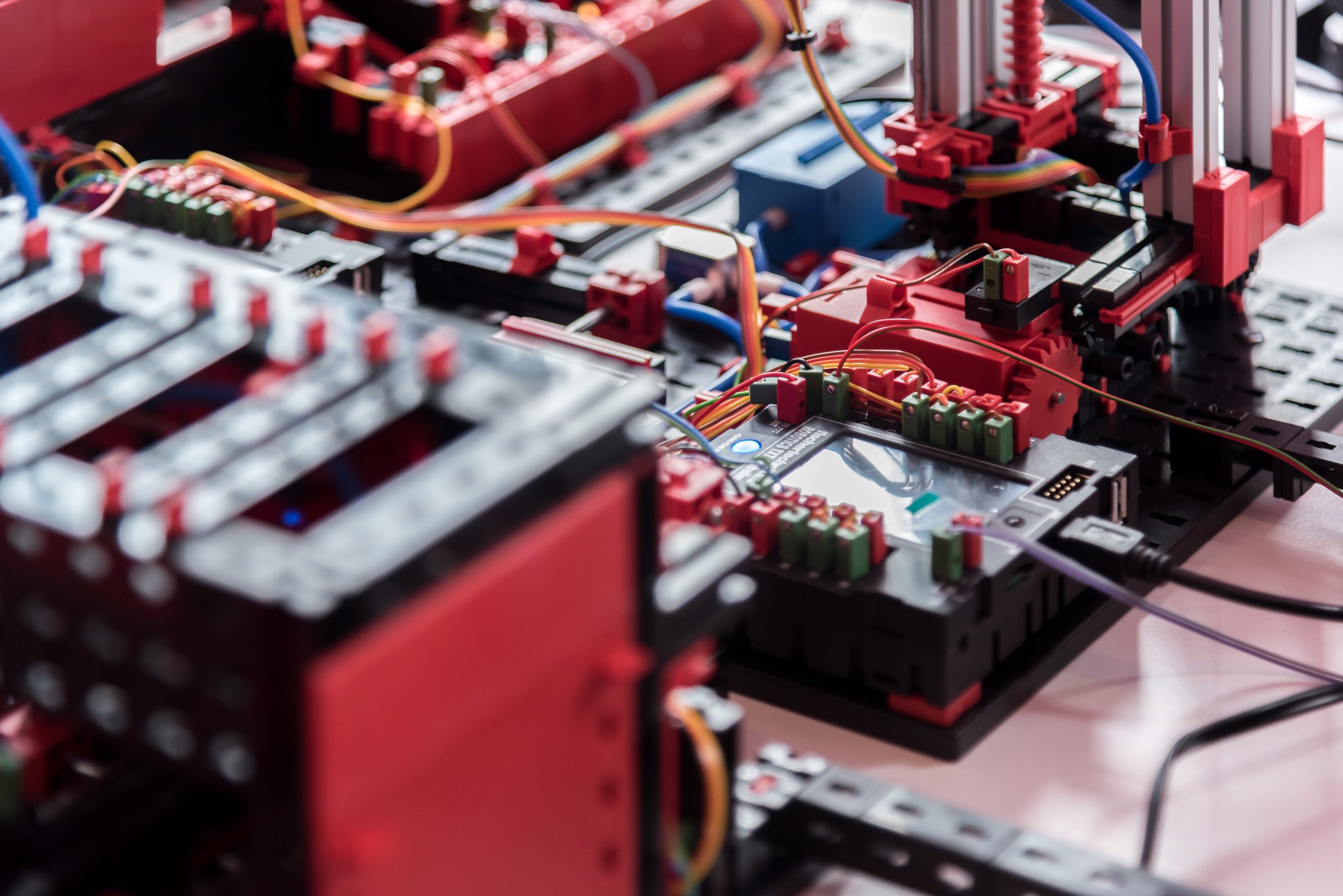 Model einer Blockchain Produktionsanalage, nah, Industriestanzen, kleiner