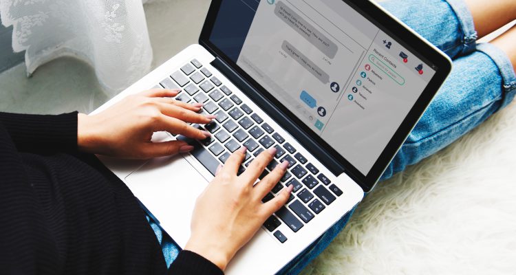 apple-device-beverage-chat-1243365-750x400