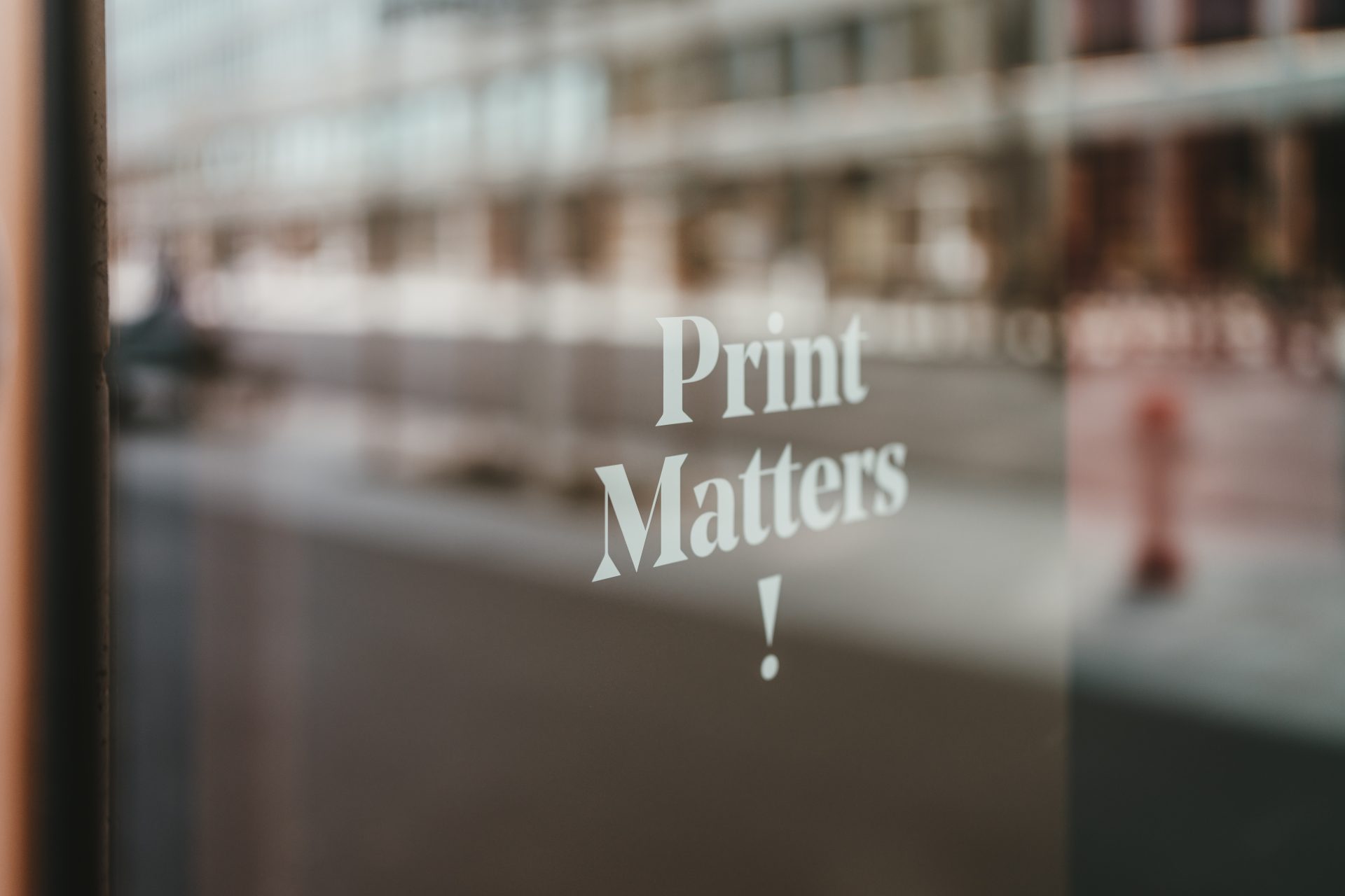 Warum gedruckte Reklame auch in der Online-Ära funktioniert, Photo by Claudio Schwarz on Unsplash