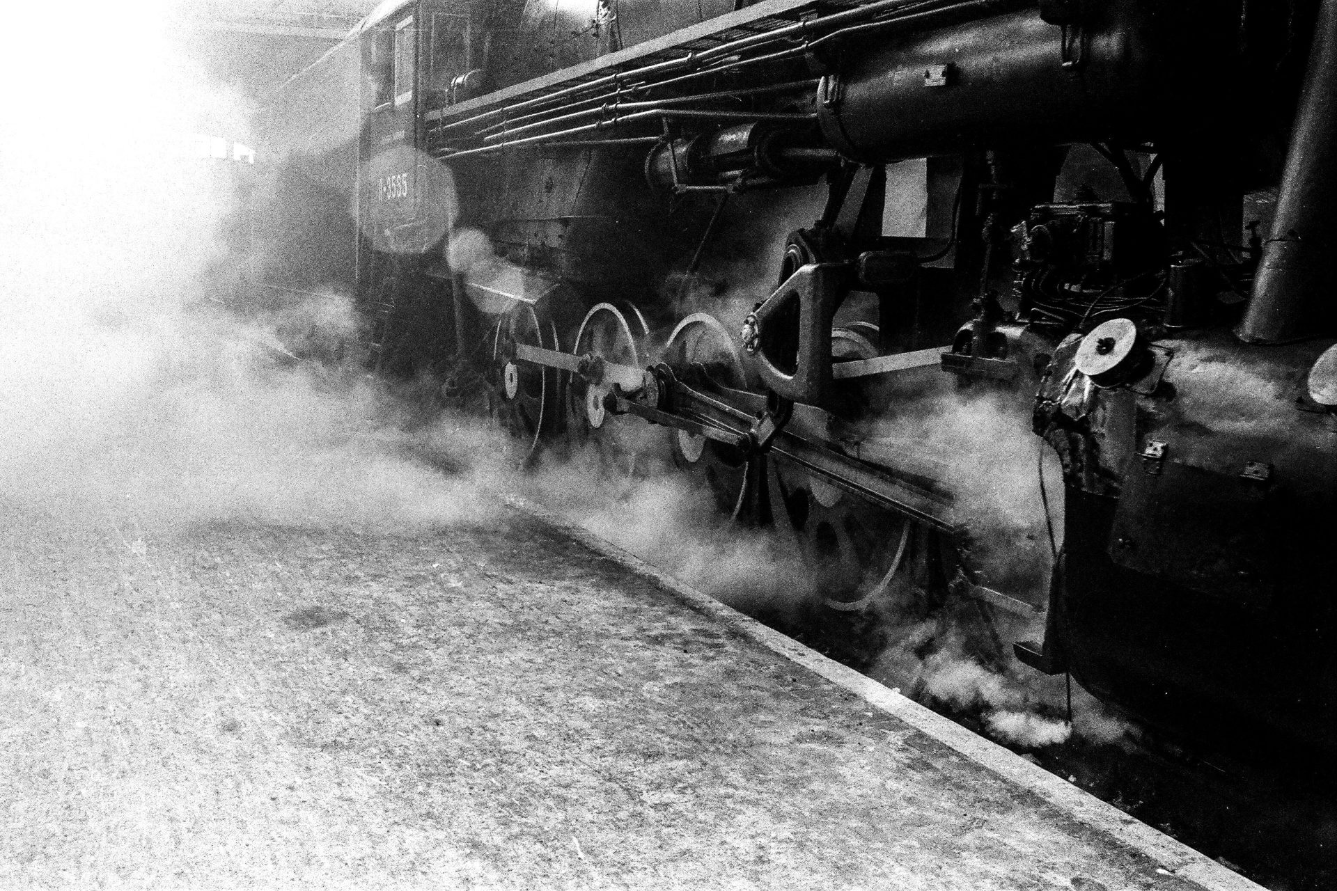 Künstliche Intelligenz ist die Dampfmaschine dieses Jahrhunderts grayscale-photography-of-train-tank-2792299