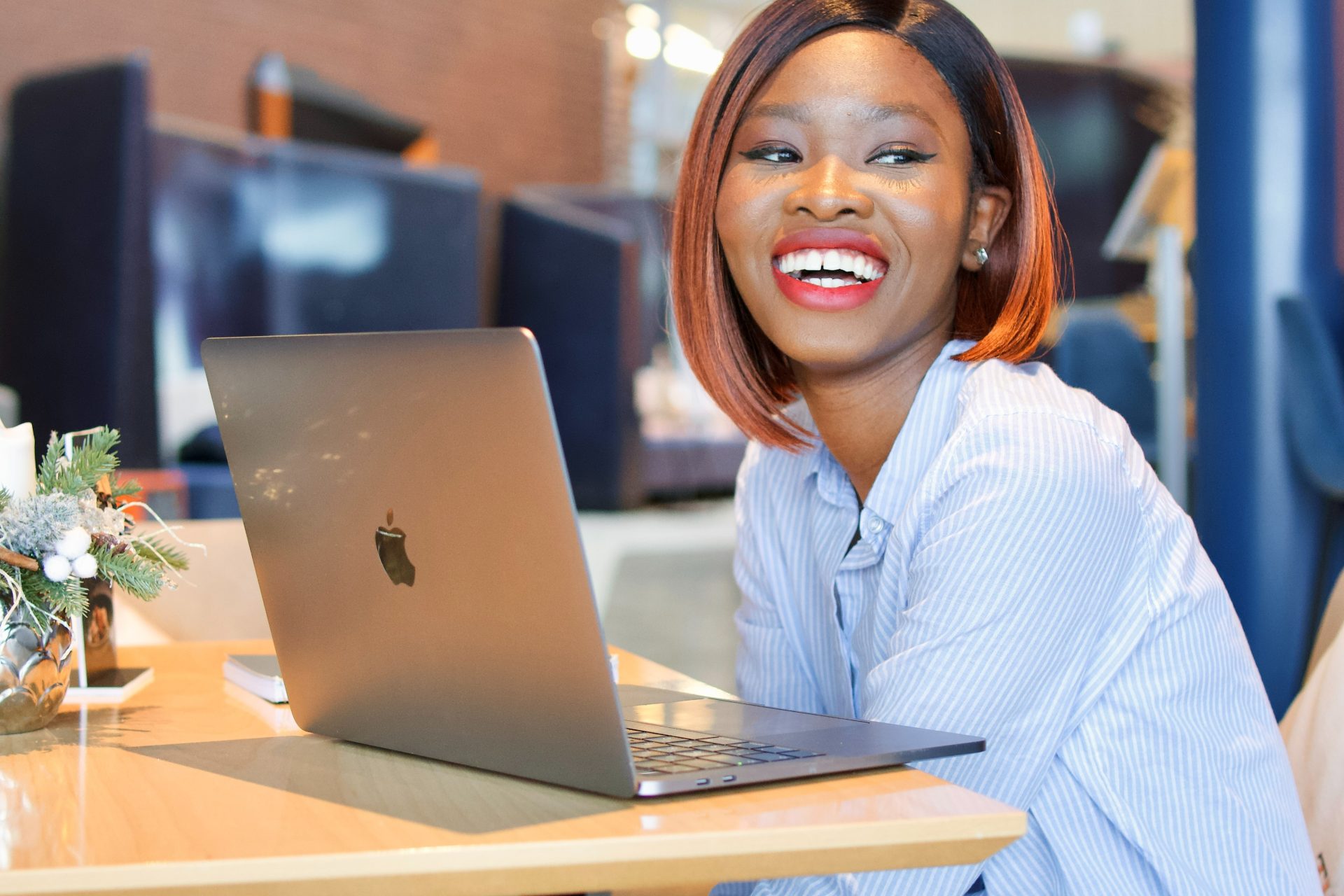 Wissensmanagement: Was sollte eine Lösung können?, Sybit, SAP, NTT, Photo by Joyce Busola on Unsplash