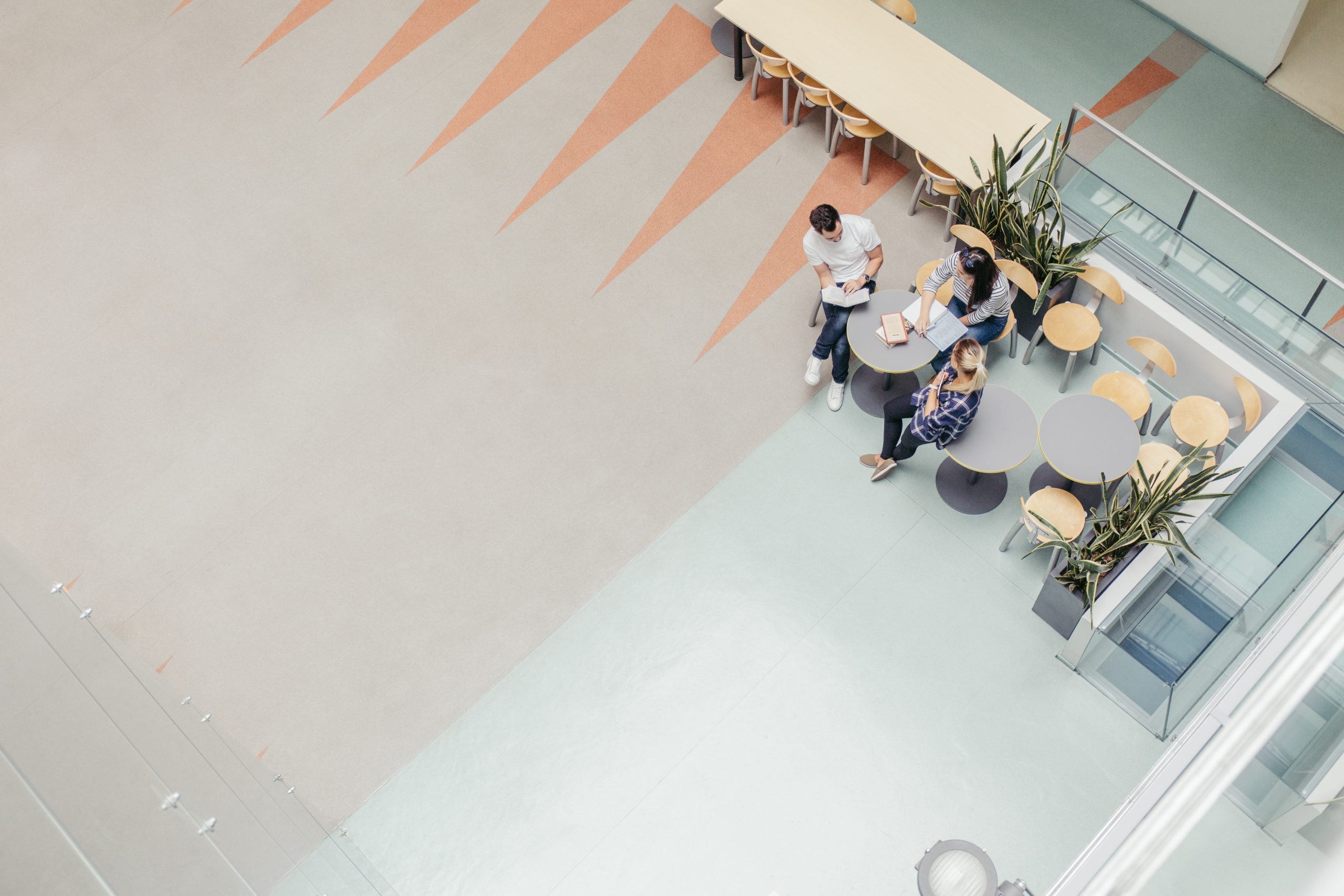 Arbeitsplatz-Trends 2024: Flexibilität, Wohlbefinden und Nachhaltigkeit an vorderster Front, ROOMZ, Bild von Freepik