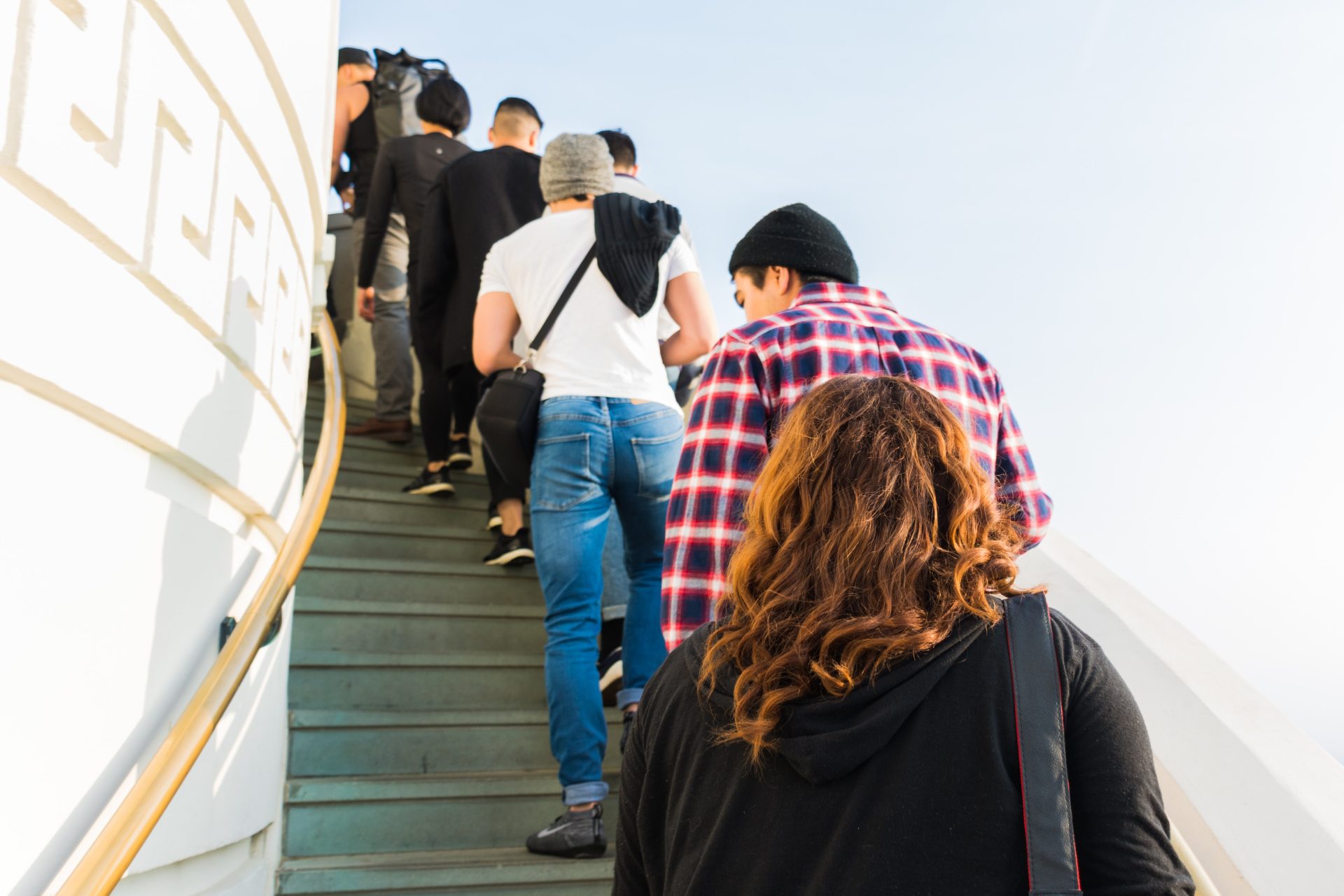 Damit die Covid-Zertifikat-Überprüfung nicht zu einem Warteschlangen-Albtraum wird, Photo by Levi Jones on Unsplash