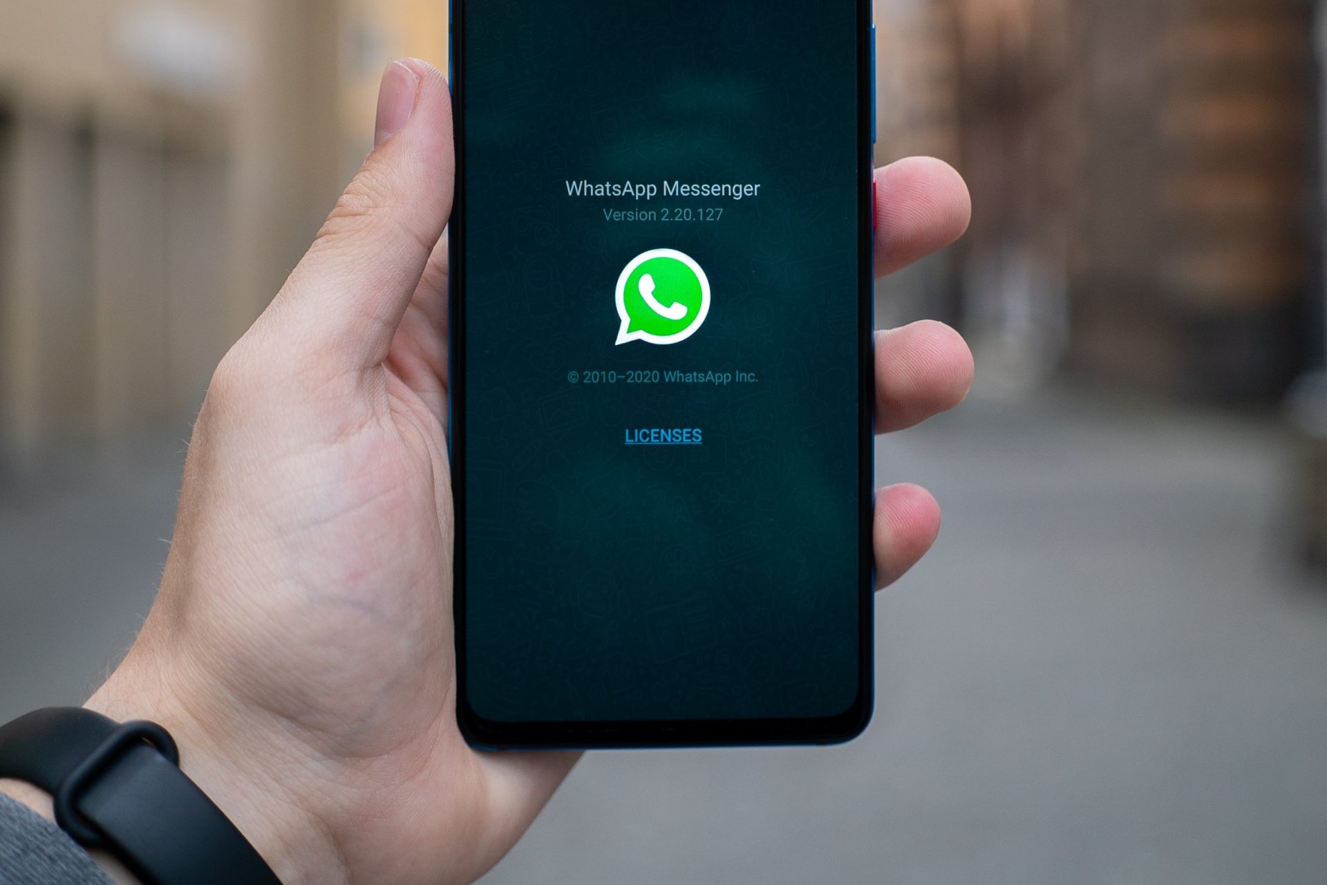 WhatsApp erweitert die Möglichkeiten, Kunden proaktiv Nachrichten zu senden WhatsApp erweitert die Möglichkeiten, Kunden proaktiv Nachrichten zu senden, Photo by Mika Baumeister on Unsplash