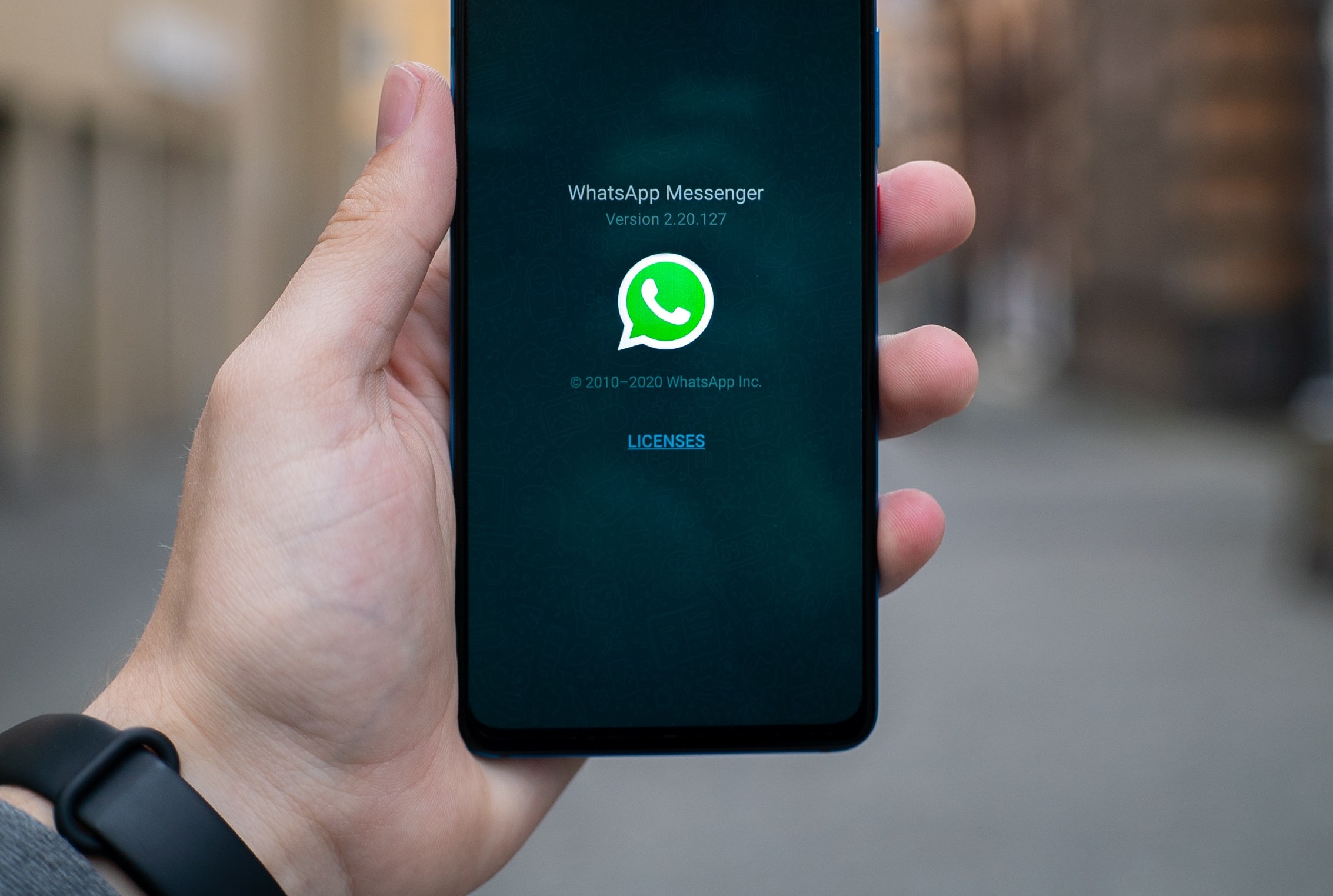WhatsApp erweitert die Möglichkeiten, Kunden proaktiv Nachrichten zu senden, Photo by Mika Baumeister on Unsplash
