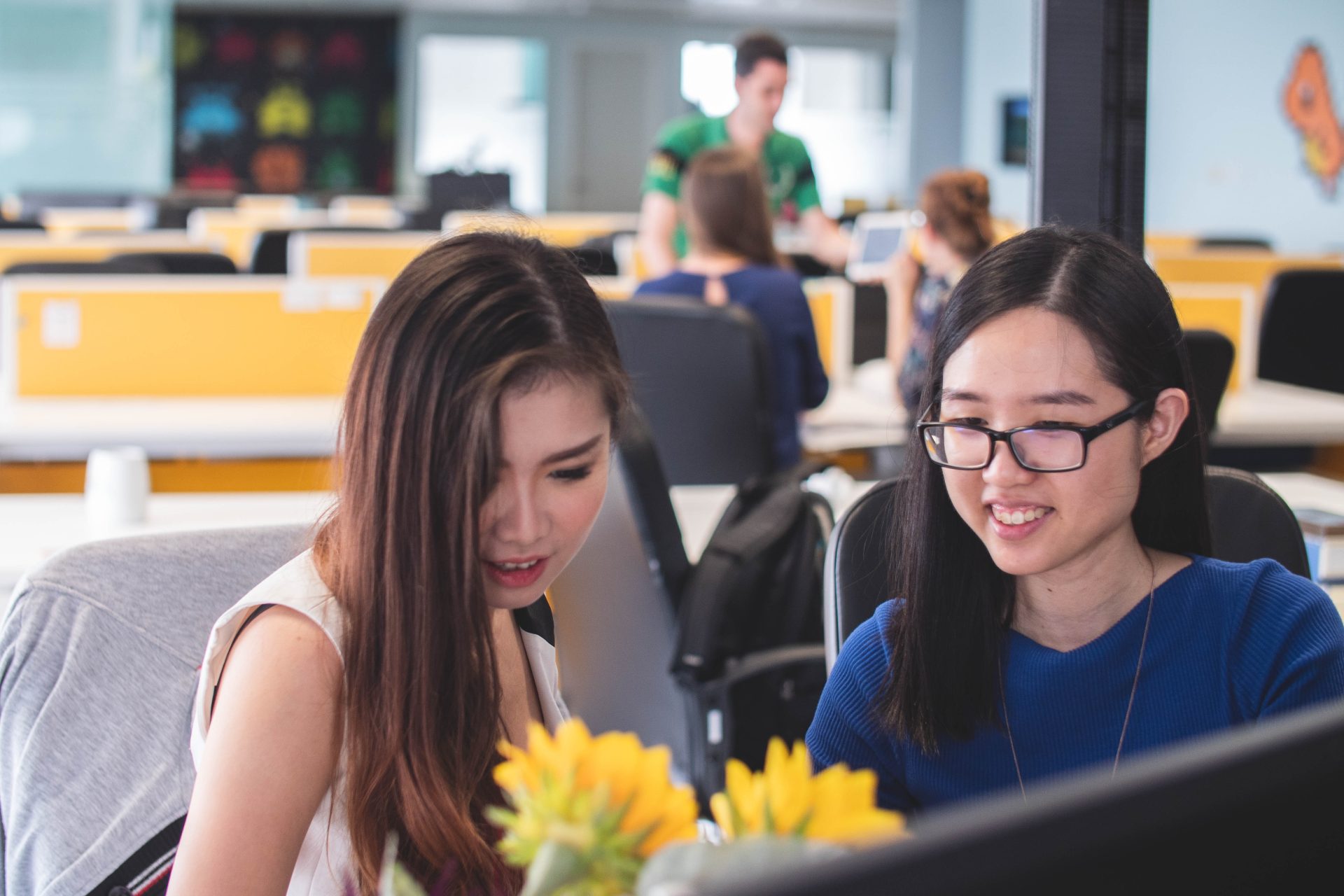 Competec-Gruppe mit BRACK.CH optimiert Kundenservice mit BSI, Photo by Mimi Thian on Unsplash