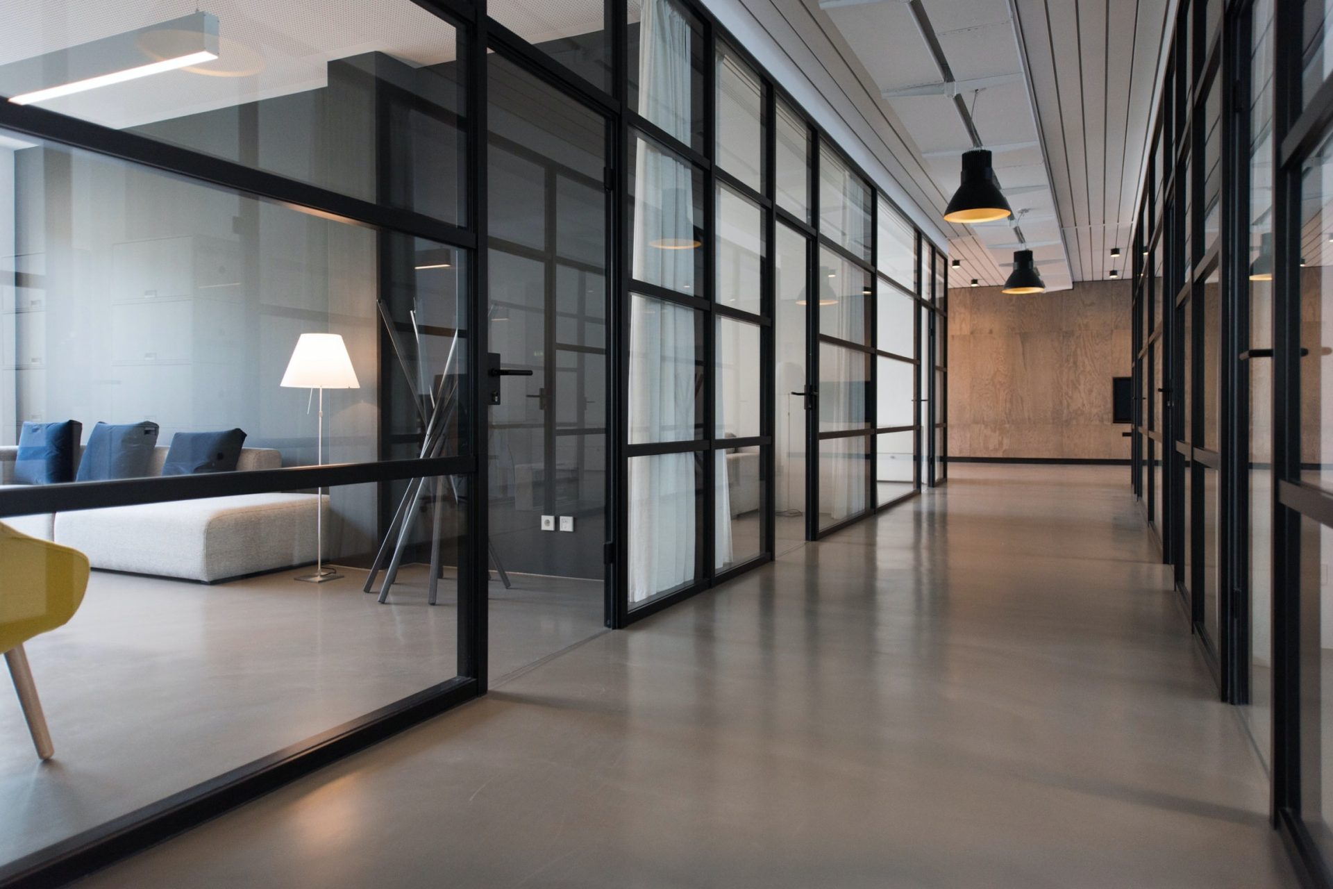 Flex Office: das Konzept der Mitarbeitererfahrung, das über Kostenoptimierung hinausgeht Flex Office: das Konzept der Mitarbeitererfahrung, das über Kostenoptimierung hinausgeht, Photo by Nastuh Abootalebi on Unsplash