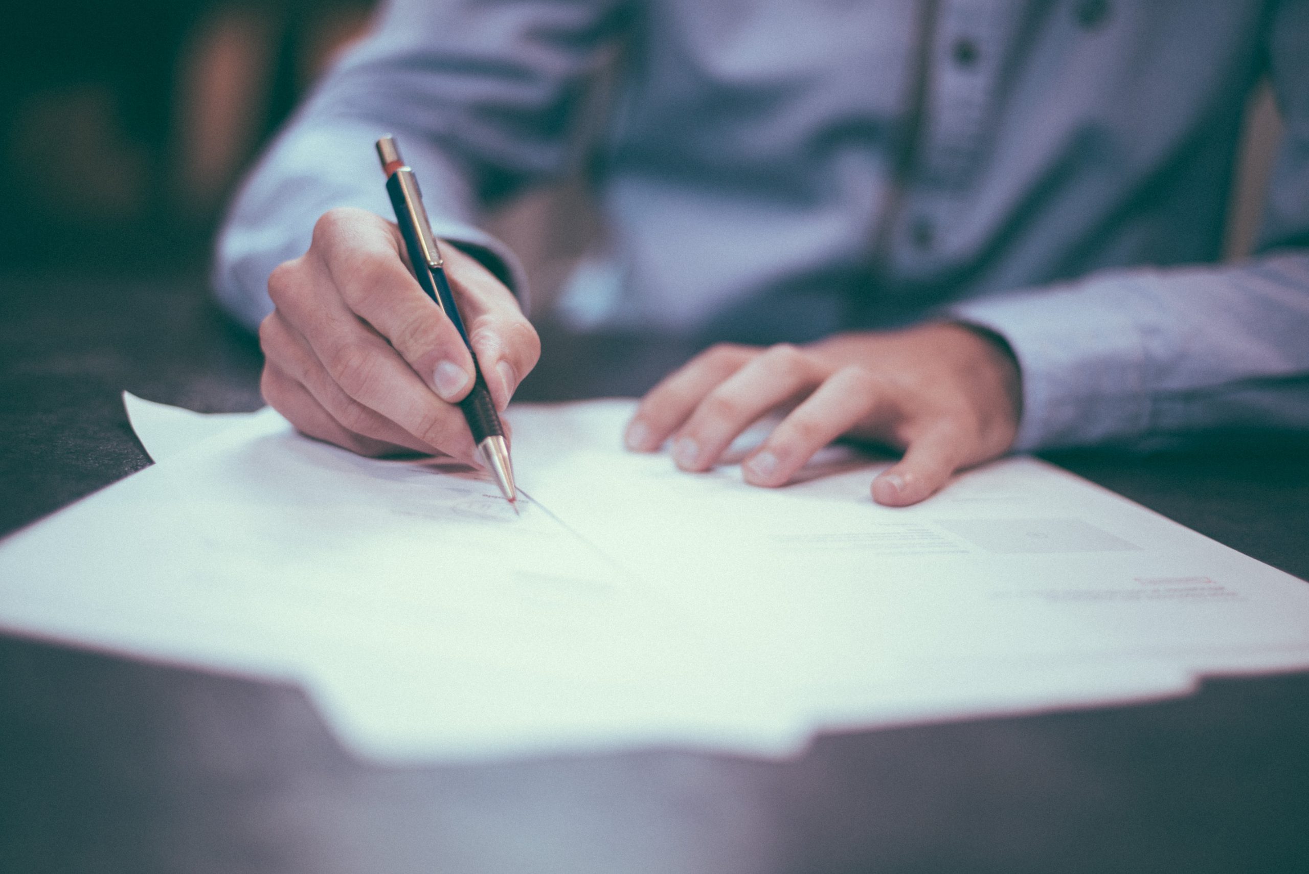 Schriftliche Verträge: Wann und wie und warum?, Photo by Scott Graham on Unsplash